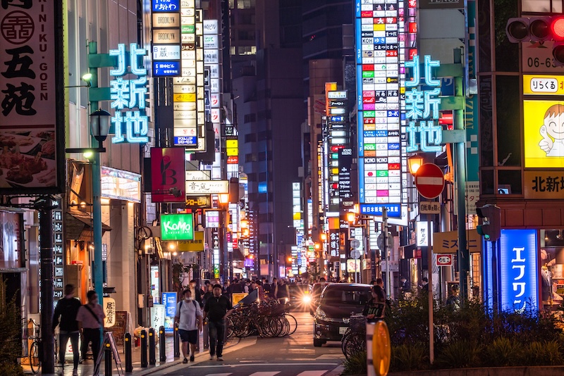 遠目から見たビル群の風景