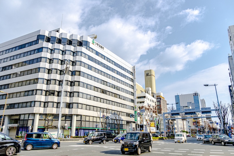 遠目から見たビル群の風景