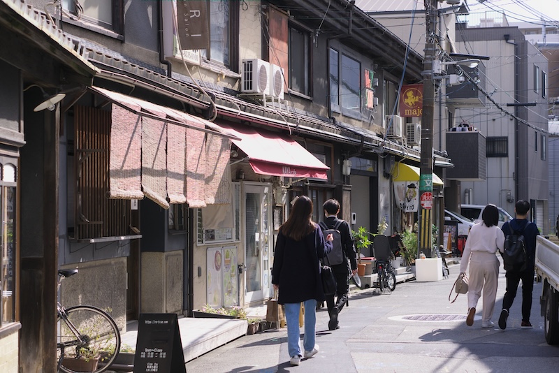 遠目から見たビル群の風景