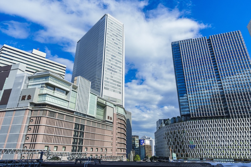 遠目から見たビル群の風景