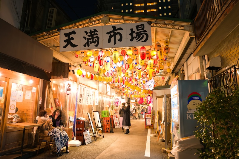 遠目から見たビル群の風景