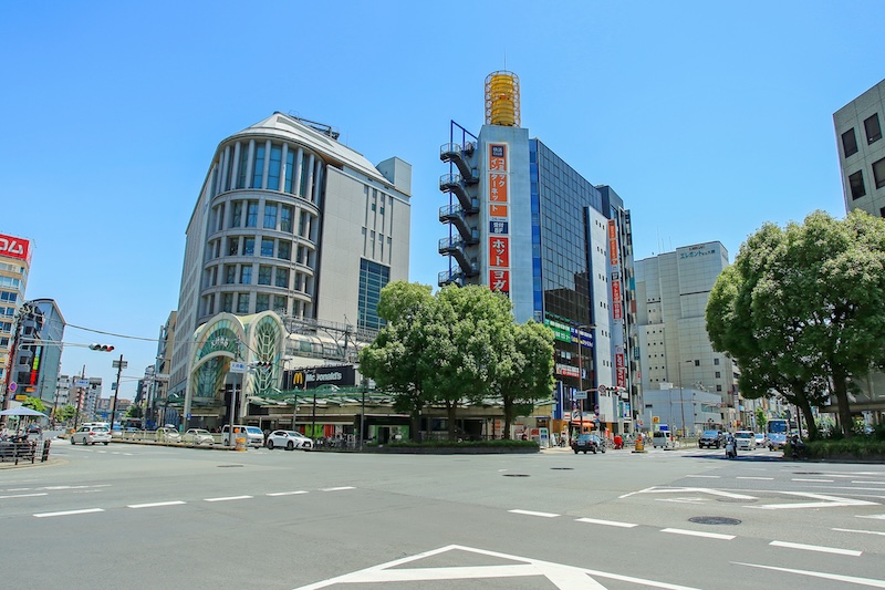 遠目から見たビル群の風景